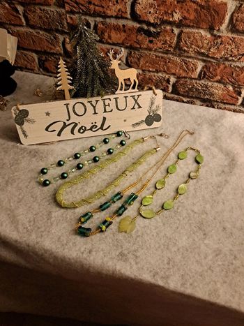 Lot de colliers vert clair vert foncé et doré