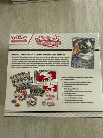 Coffret dresseur d’élite Pokémon ev10.5 flamme blanche