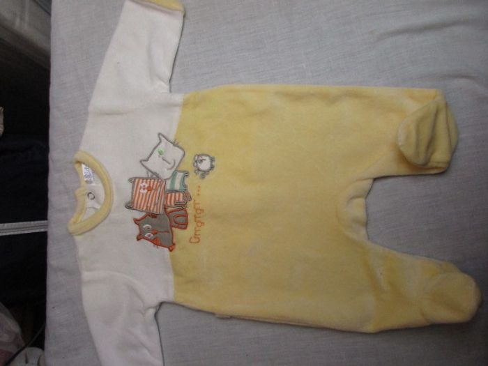 Pyjama jaune, 1 mois - photo numéro 2