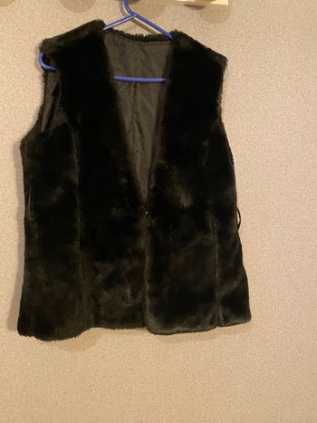 Veste sans manches en fausse fourrure