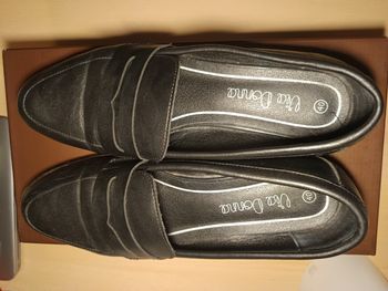 Mocassins noir élégants - taille 40 - marque Via Donna (synthétique + bordure métallique dorée)