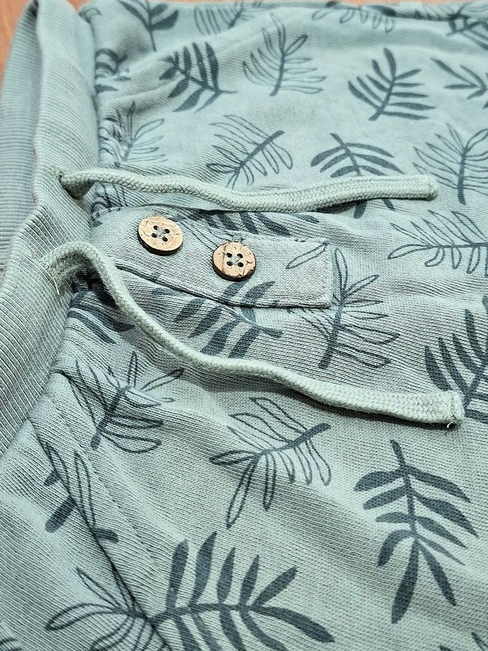 Short enfant garçon Kiabi – 24 mois / 2 ans – gris vert – motif feuilles & branches - photo numéro 5