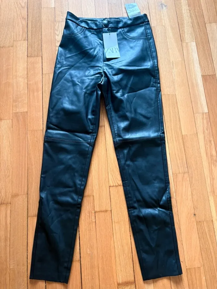 Pantalon similicuir noir Zara