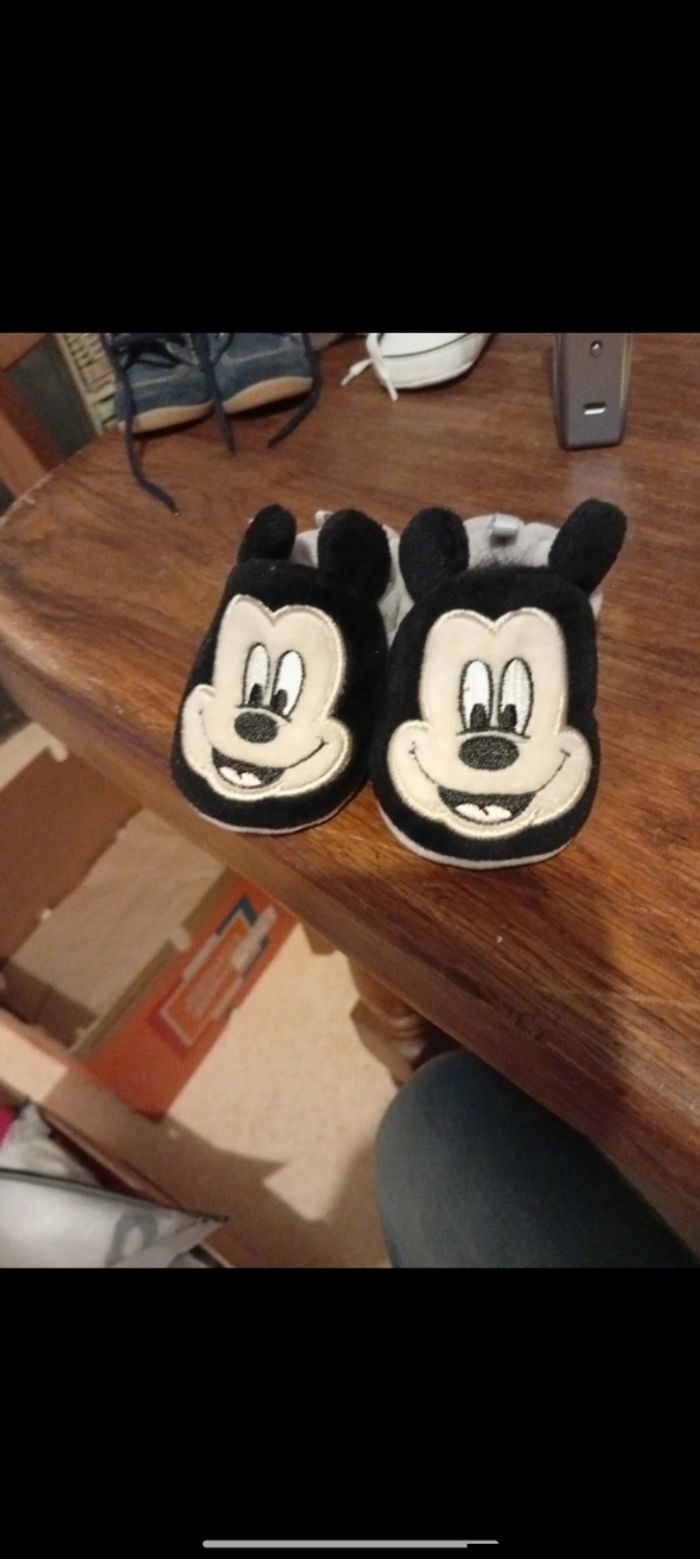 Chausson Mickey taille 6 mois