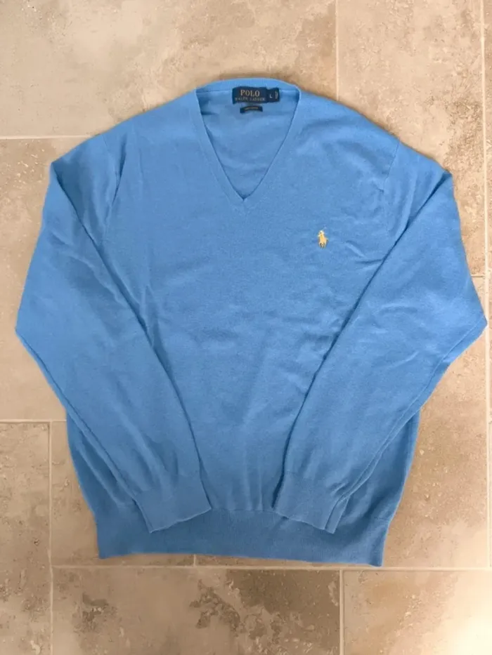 Magnifique pull col V bleu logo jaune Polo Ralph Lauren homme L une petite tâche devant - photo numéro 2