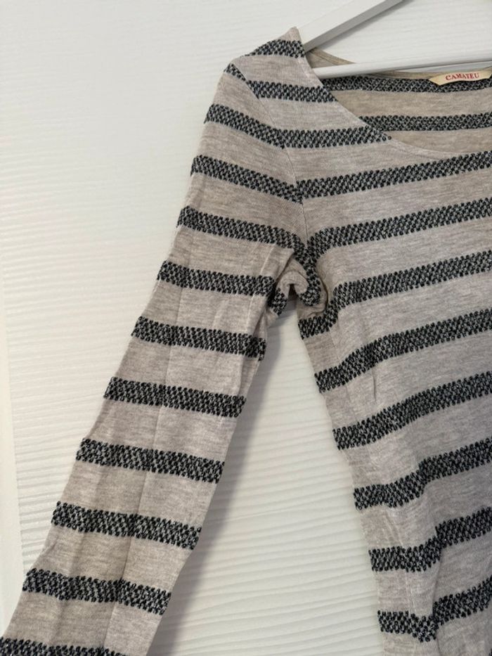 Pull fin t-shirt manches longues beige taupe rayures horizontales bleues col rond - photo numéro 2