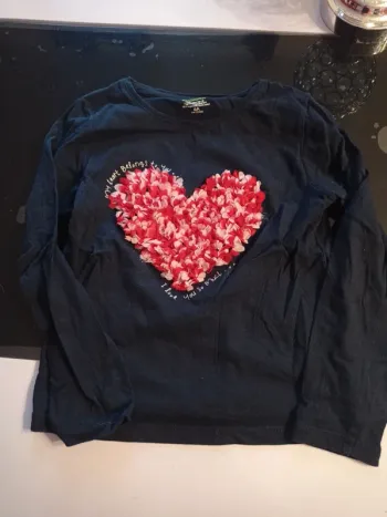 T-shirt manche longue bleu marine motif coeur en relief