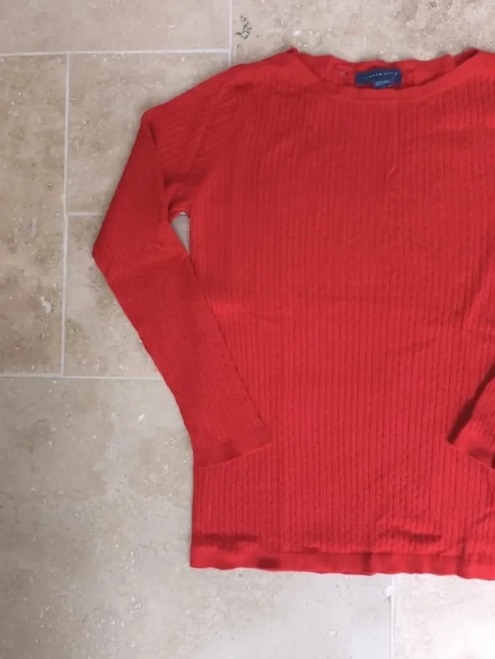Joli pull Tommy Hilfiger taille L femme rouge, logo détaché et trou nuque - photo numéro 2