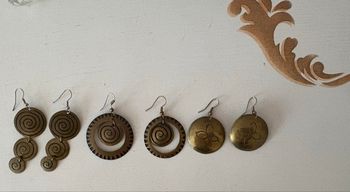 Un lot de trois paires de boucles d’oreilles artisanales