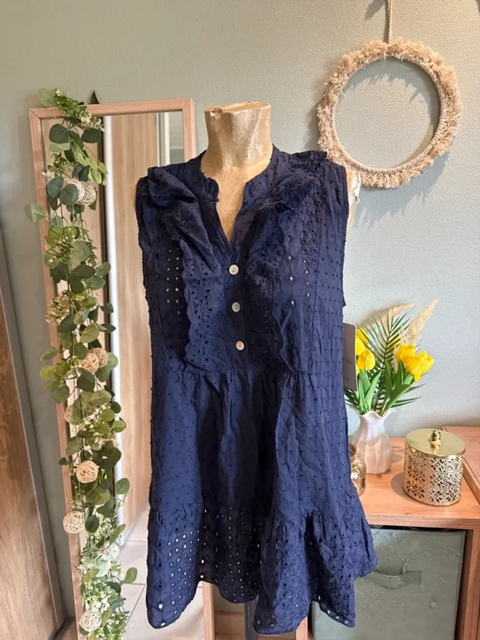 Très belle blouse en broderie anglaise femme