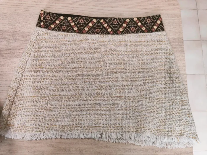 Jupe beige à reliefs
