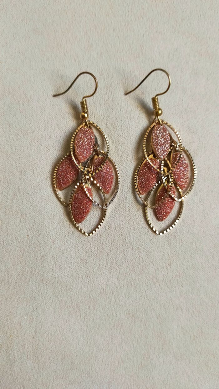 Boucles d’oreilles dorées pendantes avec paillettes rose gold - photo numéro 3