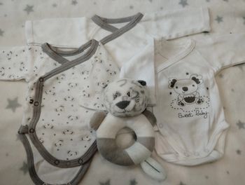 Lot de bodies caches cœur pour "Mini baby"