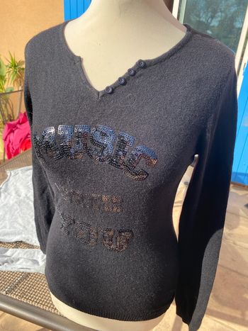joli pull noir 38 avec inscription en paillettes noires