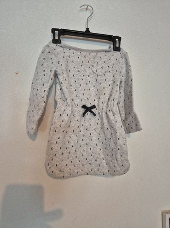 Robe plutôt chaude, manches longues, en excellent état.