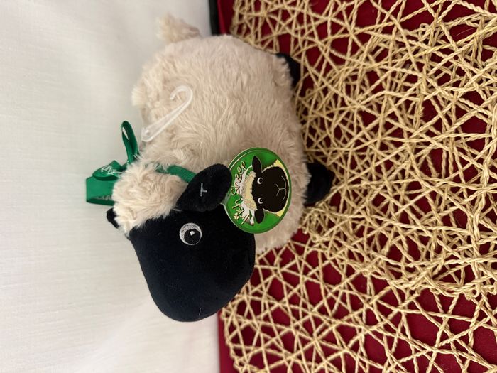 Peluche mouton noir Dublin Gift avec ruban