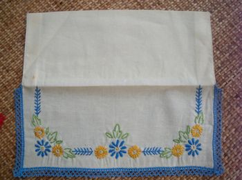 Porte serviette brodé main(27x22cm)écru-bleu