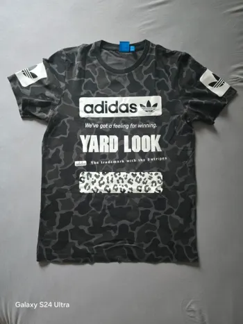 T-shirt Adidas Originals camouflage noir/gris – édition "Yard Look"