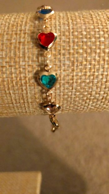 Bracelet doré avec cœurs multicolores -  femme