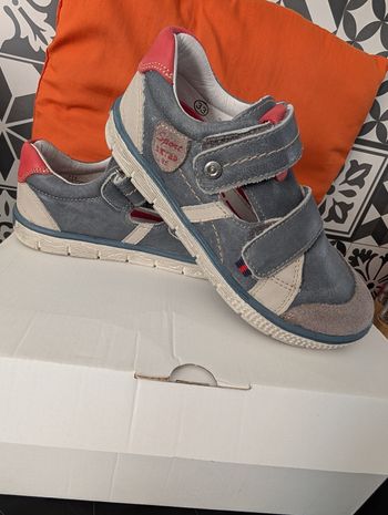 Chaussures mi fermes garçon. En tout cuir tout doux et souple. Taille 33. Neuf. Noël 