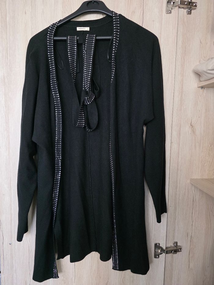GILET FEMME NOIR STRASS AVEC CEINTURE TAILLE UNIQUE D'UN  34,/40 MARQUE MOOCCI - photo numéro 2