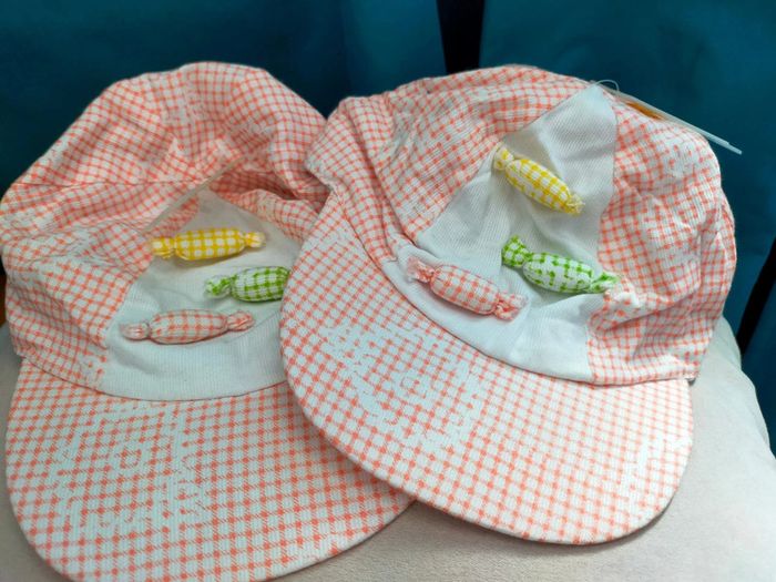 Casquette bébé à carreaux rose saumon – motif bonbons en relief - photo numéro 4