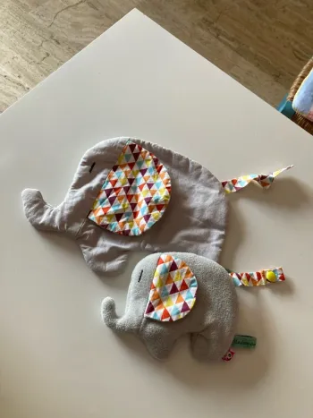 2 Peluches, plates, éléphant.