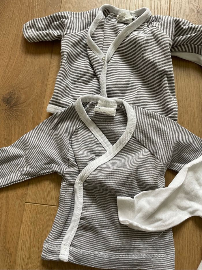Lot 2 bodies et 2 t shirt - photo numéro 3