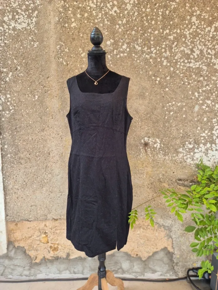 Robe noire brodée T.42