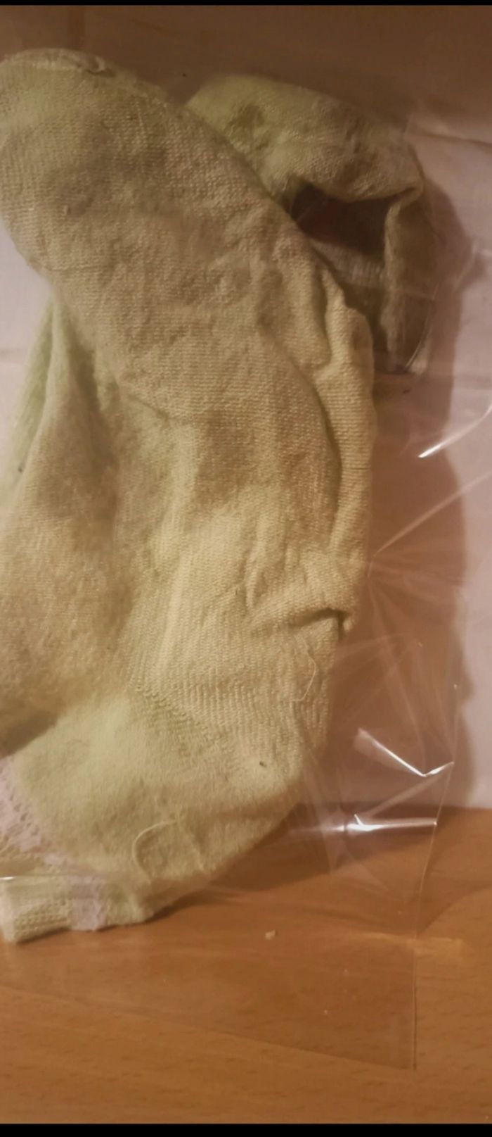 Chaussettes jaune portée