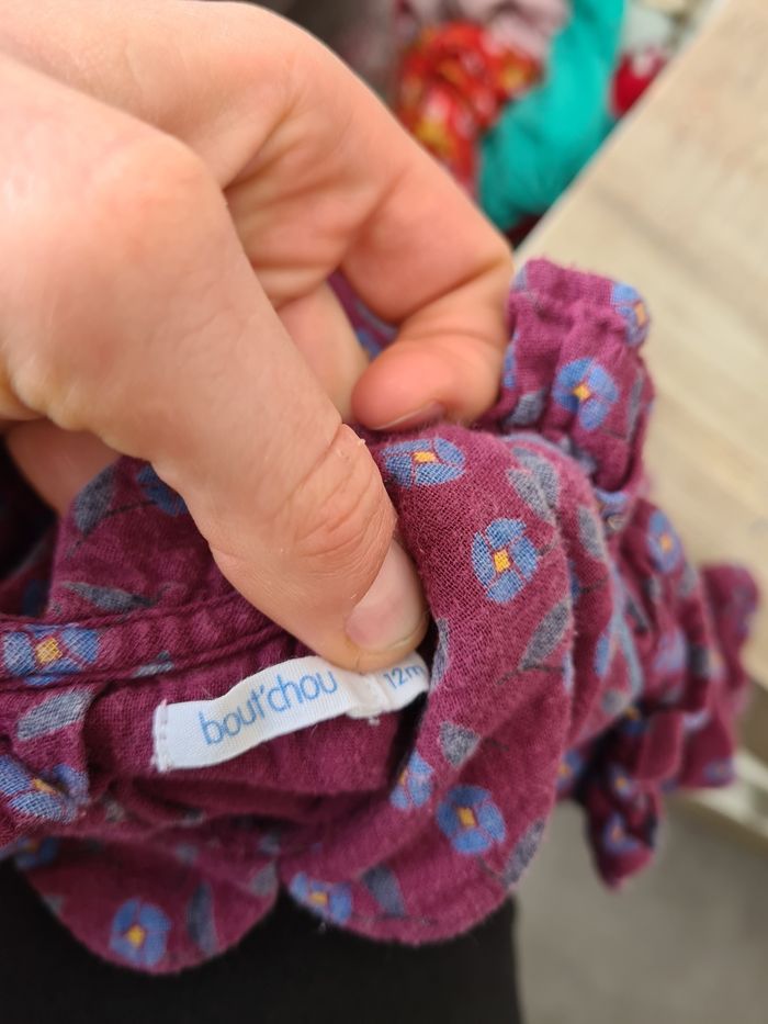 Blouse pull haut a froufrou imprime fleur bleu ton violet prune marque boutchou - photo numéro 2