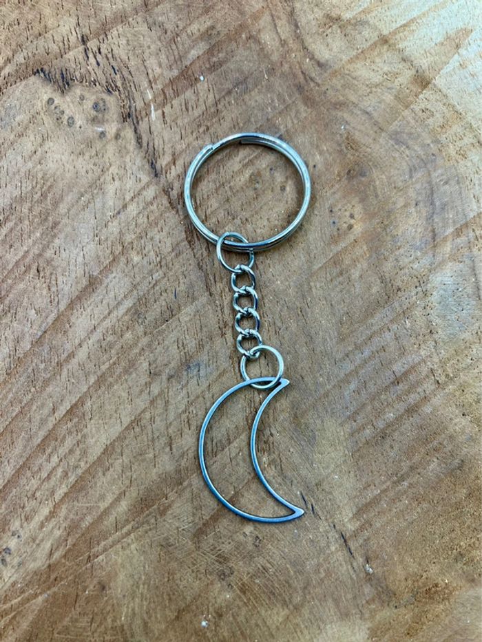 Porte-clé lune minimaliste argenté