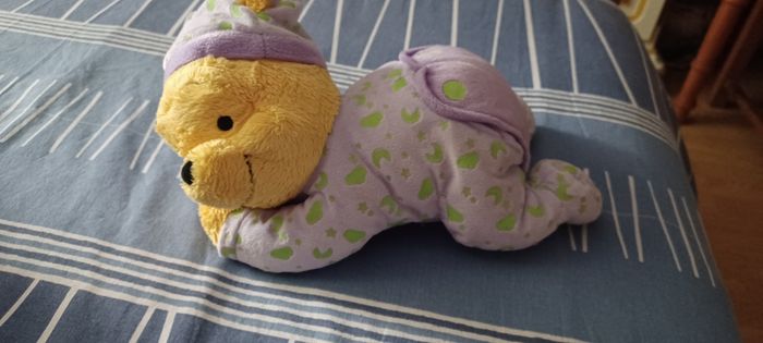 Très jolie petite peluche winni l'ourson