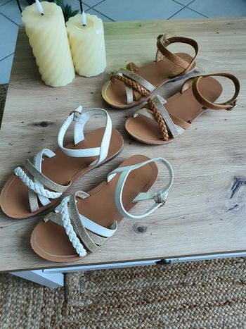 2 paires de sandalettes en très bon état pointure 33