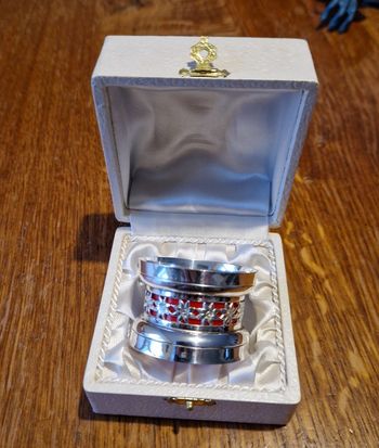 Rond de Serviette en Métal Argenté dans son coffret d'origine, Neuf jamais utilisé