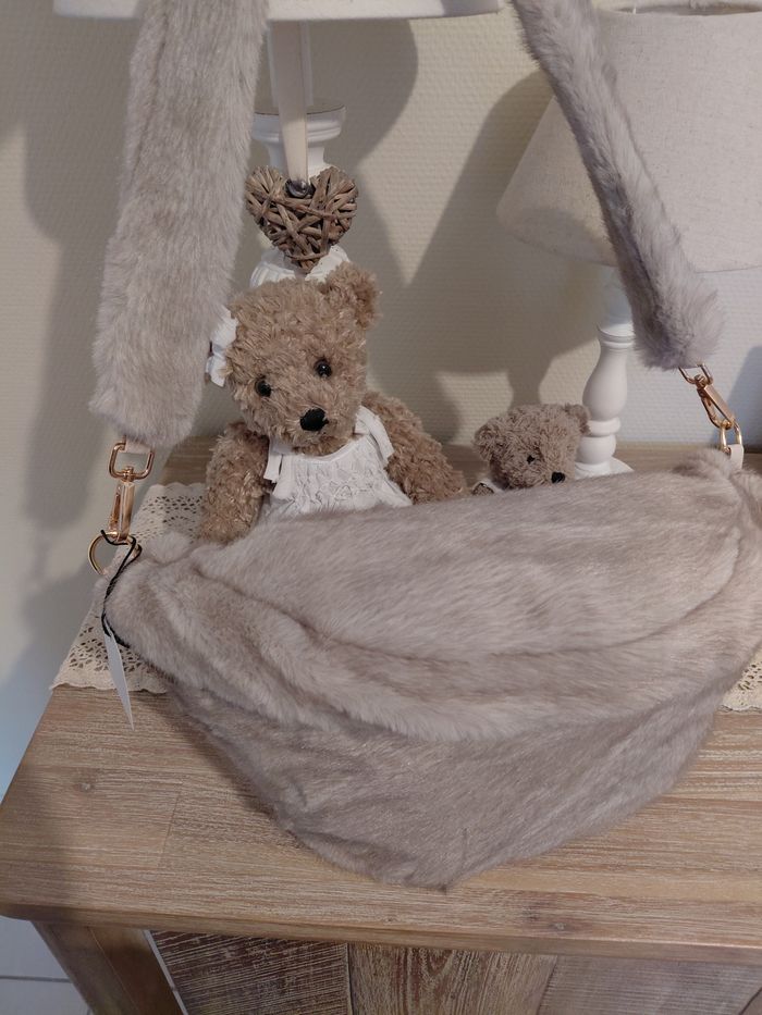 Grande banane en fourrure gris perle - photo numéro 4