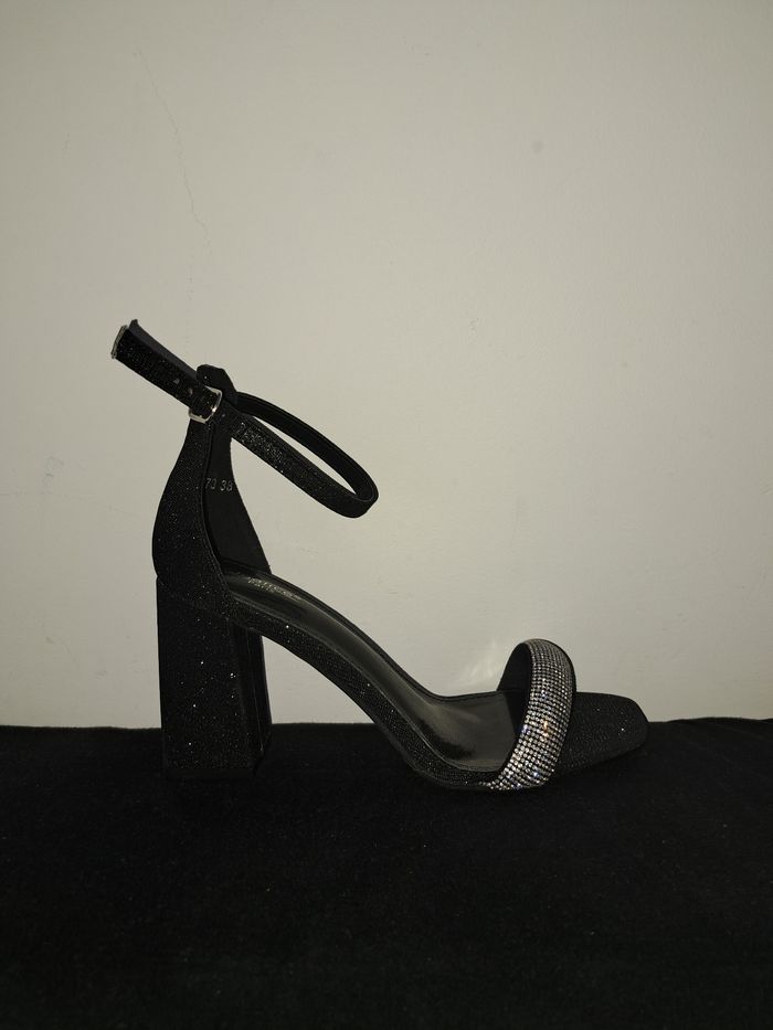 Talons hauts noirs ouverts avec paillettes - photo numéro 5