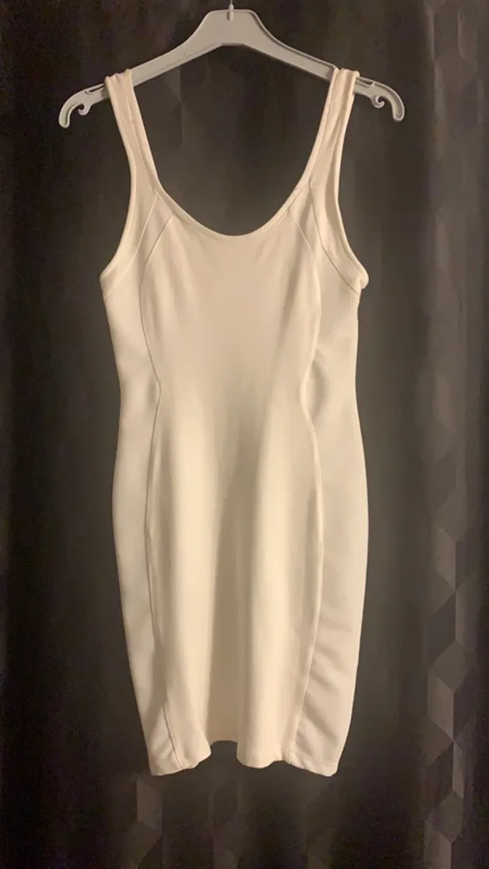 Robe blanche moulante - photo numéro 2