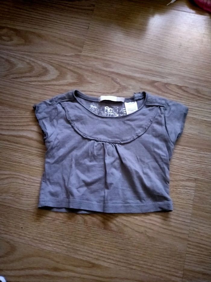 Tee shirt vert kaki. Court.
Taille 18 mois