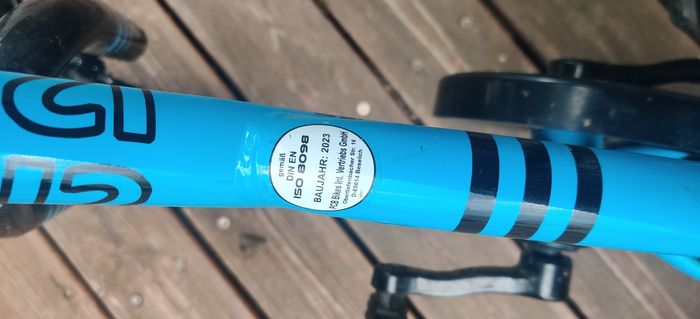 Vélo bleu d'apprentissage avec petites roues - photo numéro 4
