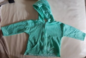 Gilet zippé  avec capuche vert Zara 18 24 mois