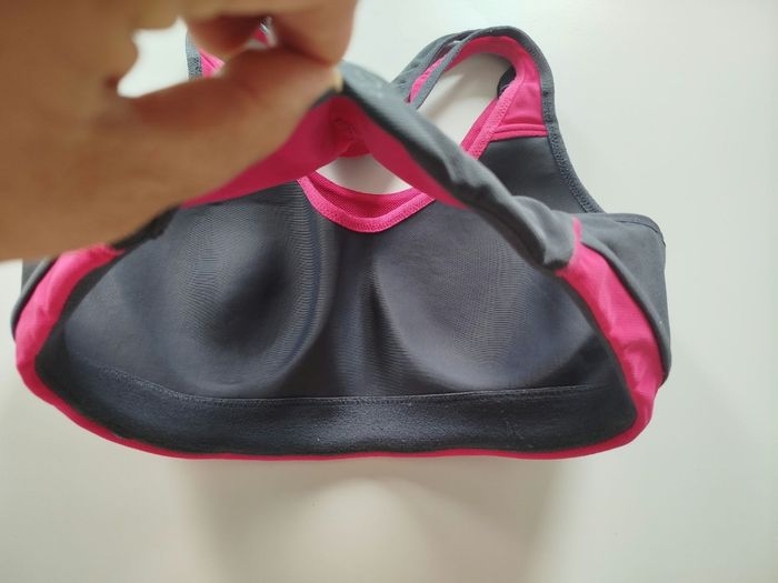 Brassière de sport femme de marque kalenji couleur gris et fushia . taille M
Portée une seule fois. En très bon état. - photo numéro 2