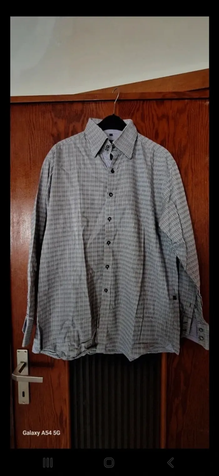 Chemise Dansaert 41/42
Un bouton à remplacer