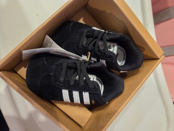 Baskets Adidas neuves - photo numéro 2