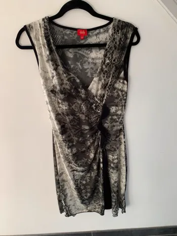 Robe grise et noire