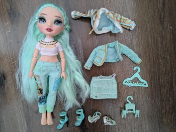 Poupée Rainbow high Daphné Minton avec tenues et accessoires