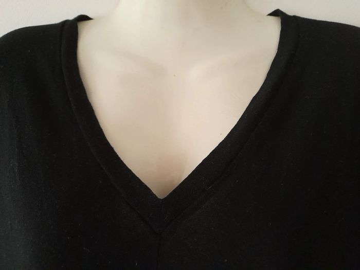 Tee-shirt noir col V Zara - photo numéro 2