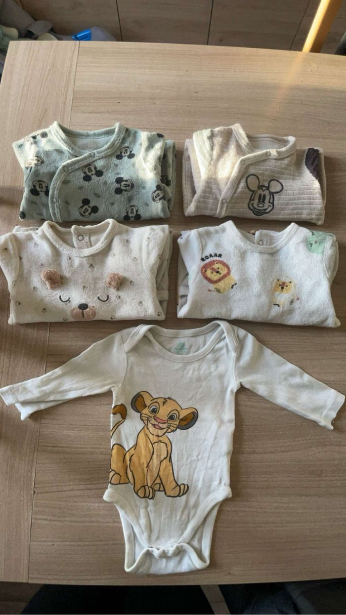 pyjamas et bodys 1 mois