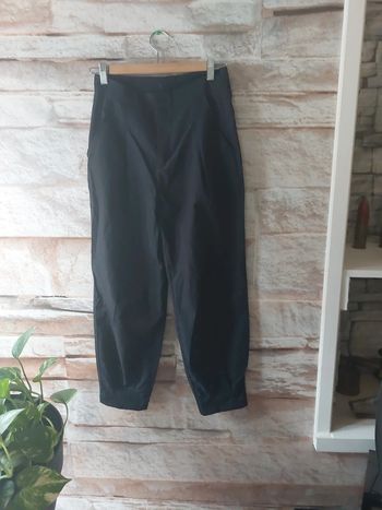 Pantalon noir léger idéal pour l'été