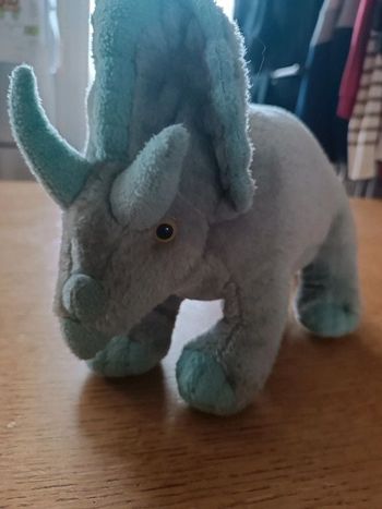 Peluche triceratops